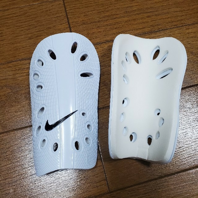 NIKE(ナイキ)のまつり様専用サッカーのすね当て スポーツ/アウトドアのサッカー/フットサル(その他)の商品写真