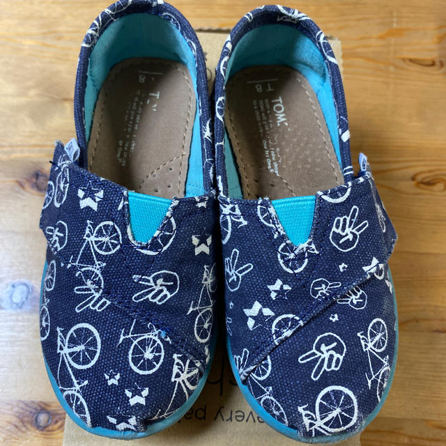 TOMS(トムズ)のTOMS シューズ　 キッズ/ベビー/マタニティのキッズ靴/シューズ(15cm~)(スニーカー)の商品写真