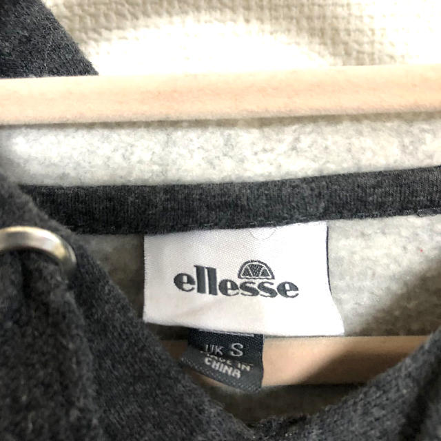 ellesse(エレッセ)のエレッセ ellesse プルオーバーパーカー  ダークグレー Sサイズ(US) メンズのトップス(パーカー)の商品写真