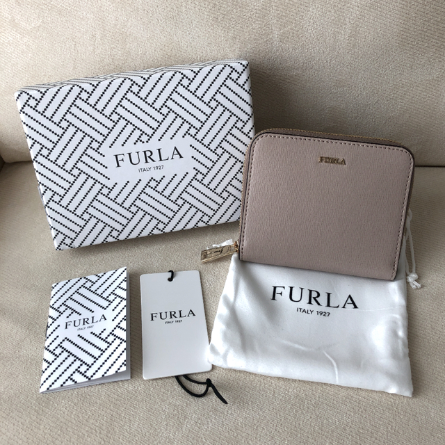 Furla(フルラ)の付属品全てあり新品★FURLA BABYLON 二つ折り財布 ダリアベージュ レディースのファッション小物(財布)の商品写真