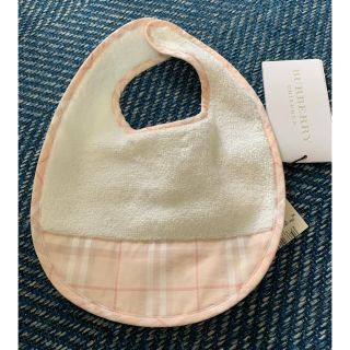 バーバリー(BURBERRY)の【タグ付き新品】Burberry ベビースタイ　女の子(ベビースタイ/よだれかけ)