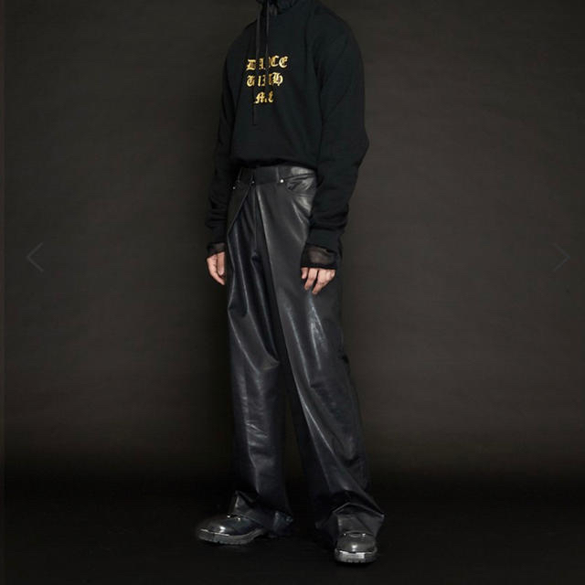 JOHN LAWRENCE SULLIVAN(ジョンローレンスサリバン)のサリバン　VEGAN LEATHER WIDE PANTS メンズのパンツ(その他)の商品写真