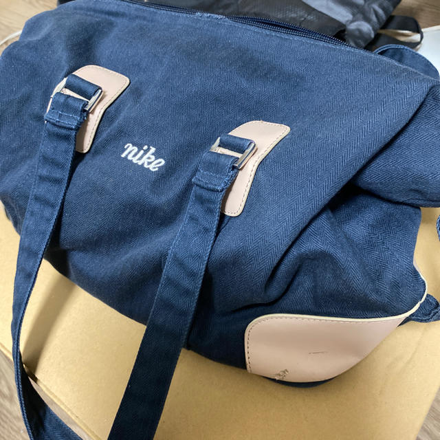 NIKE(ナイキ)の☆限界値下げ☆ナイキ  ハンドバッグ ポーチ付き  送料無料 レディースのバッグ(ハンドバッグ)の商品写真
