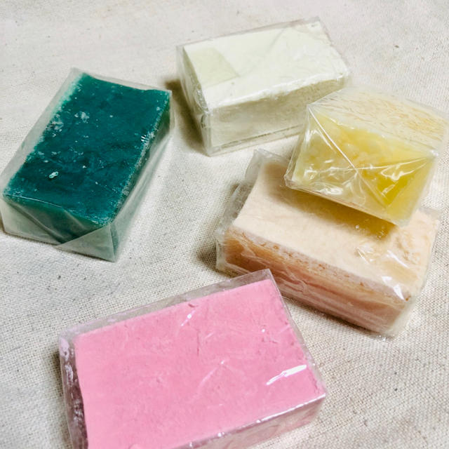 LUSH(ラッシュ)の【新品未使用】LUSH ラッシュ　石けんセット コスメ/美容のボディケア(ボディソープ/石鹸)の商品写真