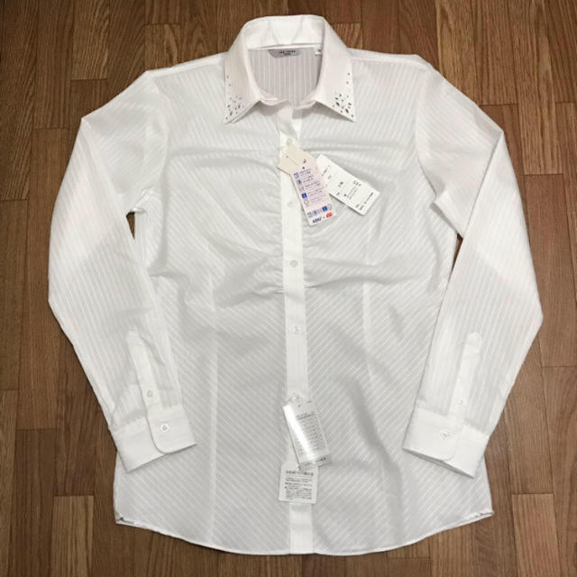 AOKI(アオキ)のアオキ レディースシャツ ビジュー付き 白ストライプ 9号 レディースのトップス(シャツ/ブラウス(長袖/七分))の商品写真