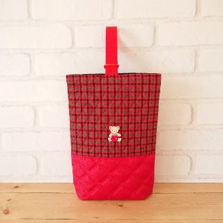 ファミリア(familiar)の【ハンドメイド】キラキラリンゴワッペン付シューズバッグ 赤チェック(外出用品)