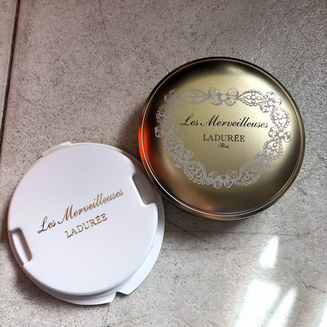 Les Merveilleuses LADUREE(レメルヴェイユーズラデュレ)のさみい様専用　ラデュレ    プレストパウダー　02 新品ち コスメ/美容のベースメイク/化粧品(フェイスパウダー)の商品写真