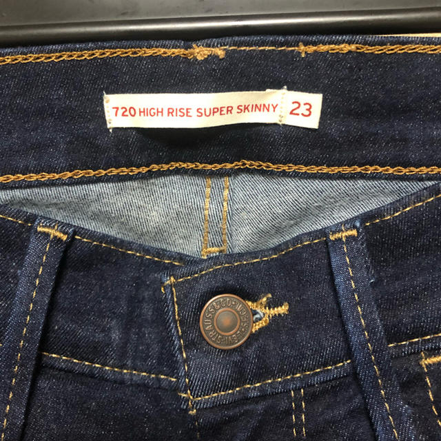 Levi's(リーバイス)のLEVI'S     スキニーデニム　23インチ　インディゴ　ダークブルー レディースのパンツ(デニム/ジーンズ)の商品写真