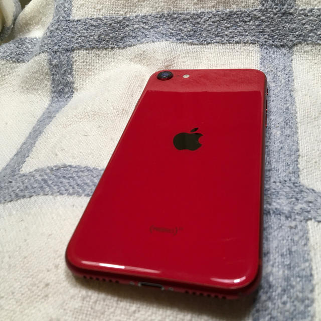 Apple(アップル)のiphone SE 64GB RED  おまけでapple care+ スマホ/家電/カメラのスマートフォン/携帯電話(スマートフォン本体)の商品写真