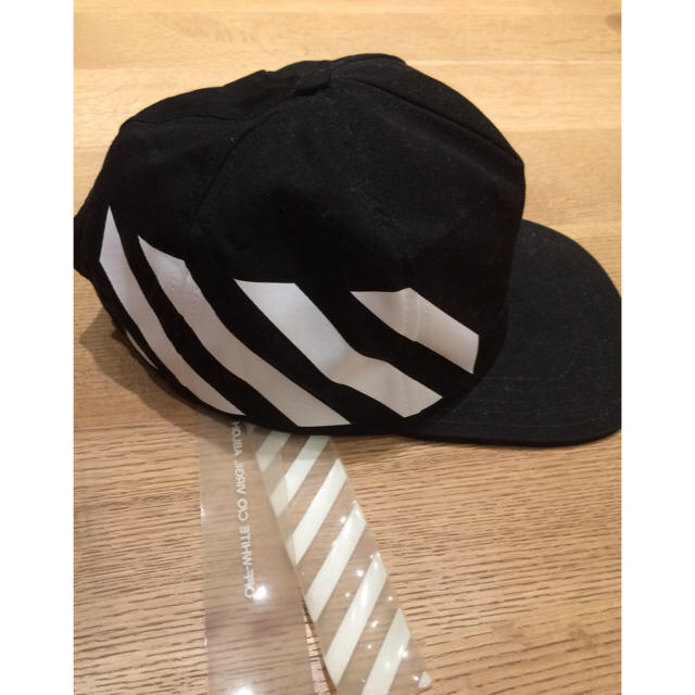 OFF-WHITE(オフホワイト)のoffwhite バイアスストライプ cap 黒 ラバータグ付き オフホワイト メンズの帽子(キャップ)の商品写真