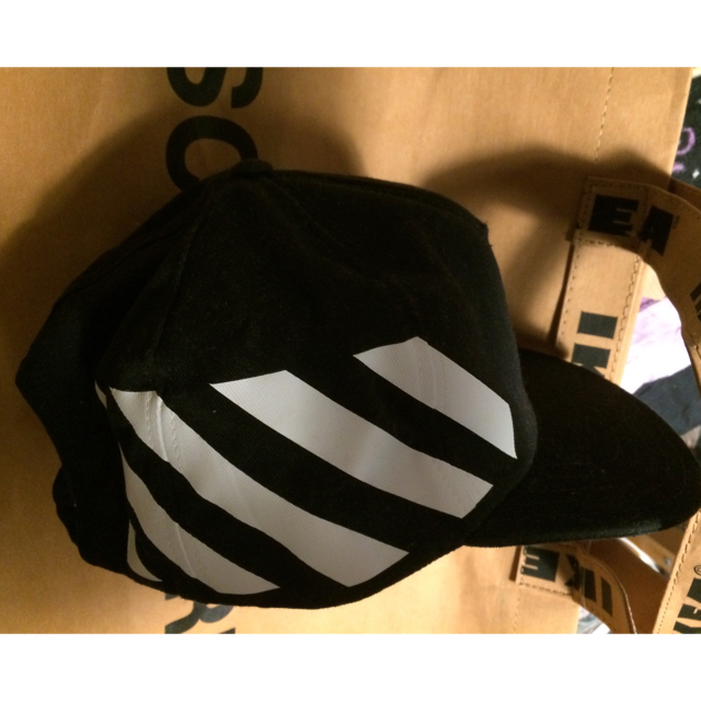 OFF-WHITE(オフホワイト)のoffwhite バイアスストライプ cap 黒 ラバータグ付き オフホワイト メンズの帽子(キャップ)の商品写真