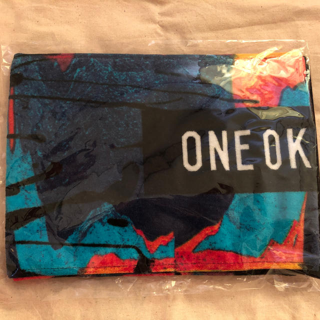 ONE OK ROCK(ワンオクロック)のＯＮＥ OK ＲＯＣＫ タオル エンタメ/ホビーのタレントグッズ(ミュージシャン)の商品写真