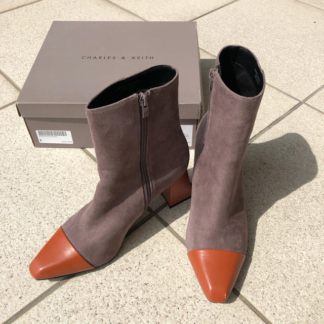 Charles and Keith(チャールズアンドキース)のチャールズアンドキース　39サイズ　ブーツ　バイカラー　ブラウン系 レディースの靴/シューズ(ブーツ)の商品写真