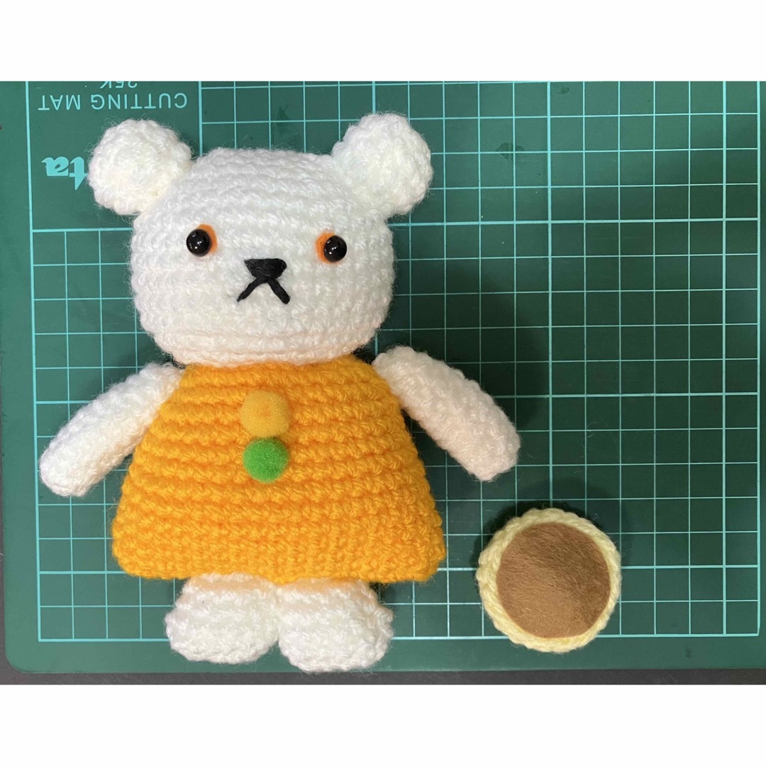 専用編みぐるみ人形　しろくまオレンジお洋服　ハンドメイド     エンタメ/ホビーのおもちゃ/ぬいぐるみ(ぬいぐるみ)の商品写真