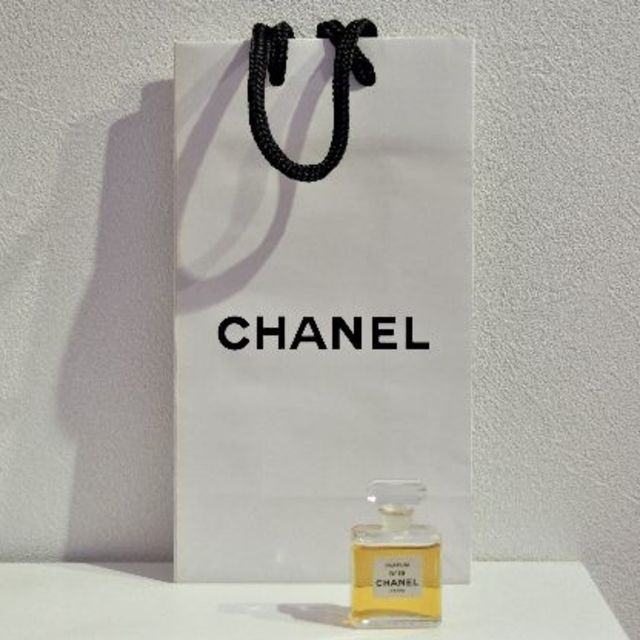 CHANEL(シャネル)のCHANEL シャネル　香水･パルファム　№19　7㎖　紙袋付き コスメ/美容の香水(香水(女性用))の商品写真