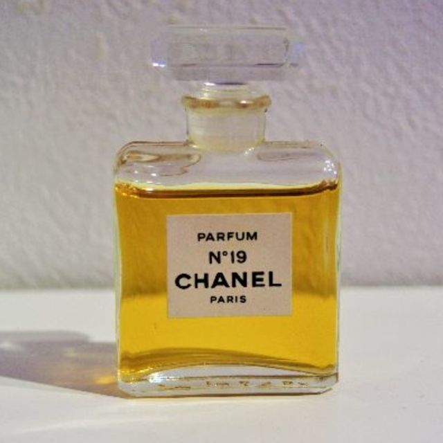 CHANEL(シャネル)のCHANEL シャネル　香水･パルファム　№19　7㎖　紙袋付き コスメ/美容の香水(香水(女性用))の商品写真