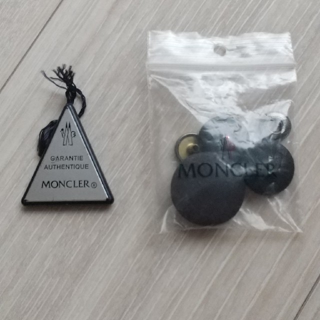 MONCLER(モンクレール)のMONCLER モンクレールノーステッチダウンコートネイビー レディースのジャケット/アウター(ダウンコート)の商品写真
