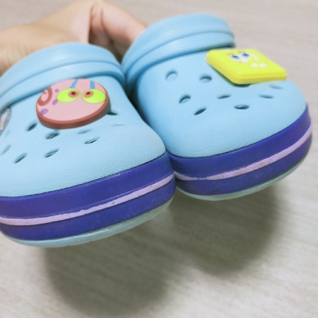 crocs(クロックス)のクロックスサンダル　キッズ キッズ/ベビー/マタニティのキッズ靴/シューズ(15cm~)(サンダル)の商品写真