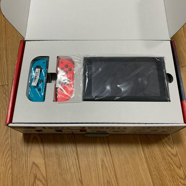 Nintendo Switch(ニンテンドースイッチ)の新型 中古 美品　Nintendo Switch ニンテンドー  スイッチ エンタメ/ホビーのゲームソフト/ゲーム機本体(家庭用ゲーム機本体)の商品写真