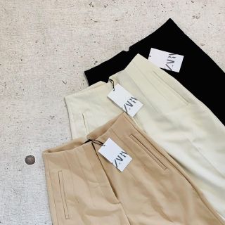 ザラ(ZARA)の新品❤︎ ZARA ハイウエストパンツ　Sサイズ　アイボリー(カジュアルパンツ)