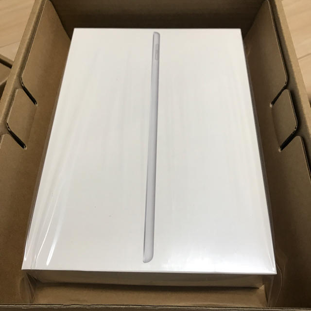 Apple(アップル)の iPad  第8世代　10.2インチ Wi-Fiモデル 32GB シルバー  スマホ/家電/カメラのPC/タブレット(タブレット)の商品写真