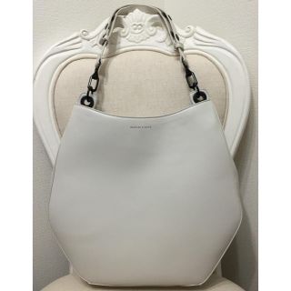 チャールズアンドキース(Charles and Keith)のCHARLES & KEITH トート　ショルダー　バッグ　ホワイト(トートバッグ)