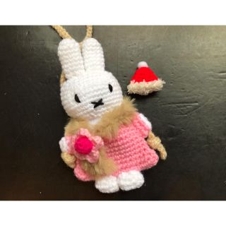 ピンクのお洋服　うさぎさんポシェット　帽子とマフラー付き　ハンドメイド    (あみぐるみ)