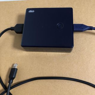 エーユー(au)のau ポータブル充電器A USBケーブル一式付(バッテリー/充電器)