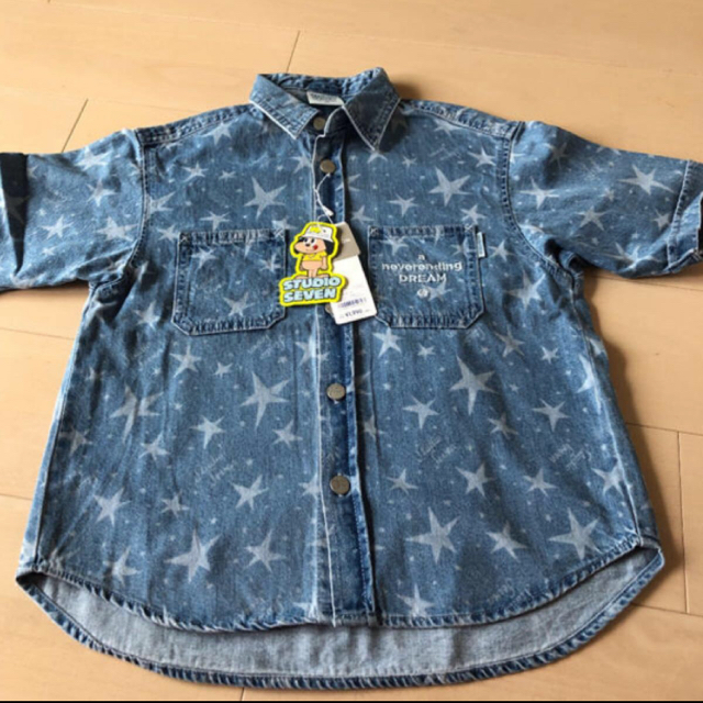 GU(ジーユー)のジーユー　スタジオセブン　デニムシャツ キッズ/ベビー/マタニティのキッズ服男の子用(90cm~)(Tシャツ/カットソー)の商品写真