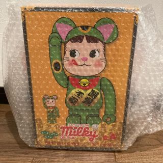 メディコムトイ(MEDICOM TOY)の不二家 ベアブリック 招き猫 ペコちゃん 蛍光グリーン 100% 400% 新品(その他)