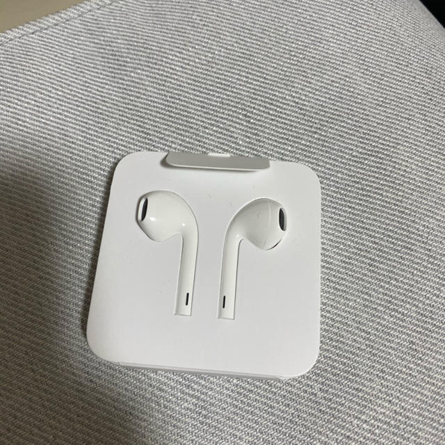 Apple(アップル)のApple純正EarPods with Remote and Micイアーポッズ スマホ/家電/カメラのオーディオ機器(ヘッドフォン/イヤフォン)の商品写真