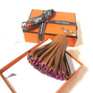 エルメス(Hermes)の新品 HERMES カルメン 3色 トリコロール ゴールド ピンク レッド 系(キーホルダー)