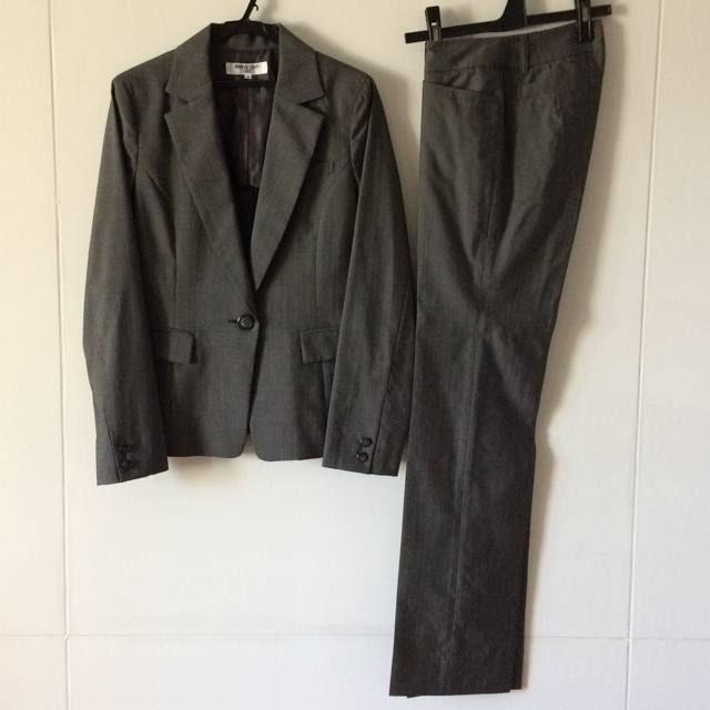 NATURAL BEAUTY BASIC(ナチュラルビューティーベーシック)の＜専用＞2商品　パンツスーツ　グレー　＆　Vネックニットカーディガン レディースのフォーマル/ドレス(スーツ)の商品写真