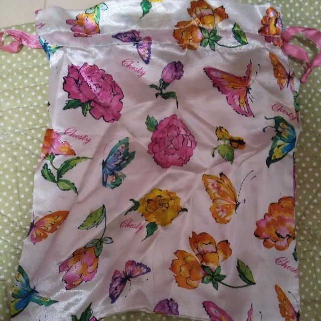 Chesty(チェスティ)のチェスティ　巾着　蝶々、花柄 レディースのファッション小物(ポーチ)の商品写真