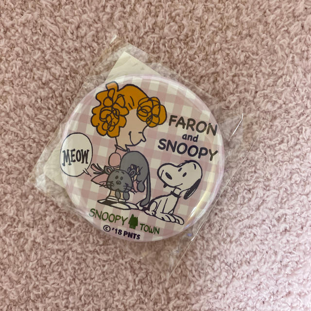 SNOOPY(スヌーピー)のスヌーピータウン限定　ファーロン缶バッジ エンタメ/ホビーのおもちゃ/ぬいぐるみ(キャラクターグッズ)の商品写真