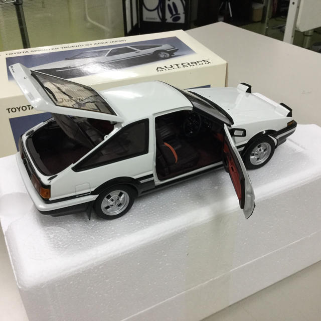 オートアート1/18トヨタスプリンタートレノGT APEXノーマル（AE86） エンタメ/ホビーのおもちゃ/ぬいぐるみ(ミニカー)の商品写真