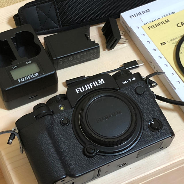 富士フイルム(フジフイルム)の専用 X-T4 スマホ/家電/カメラのカメラ(ミラーレス一眼)の商品写真