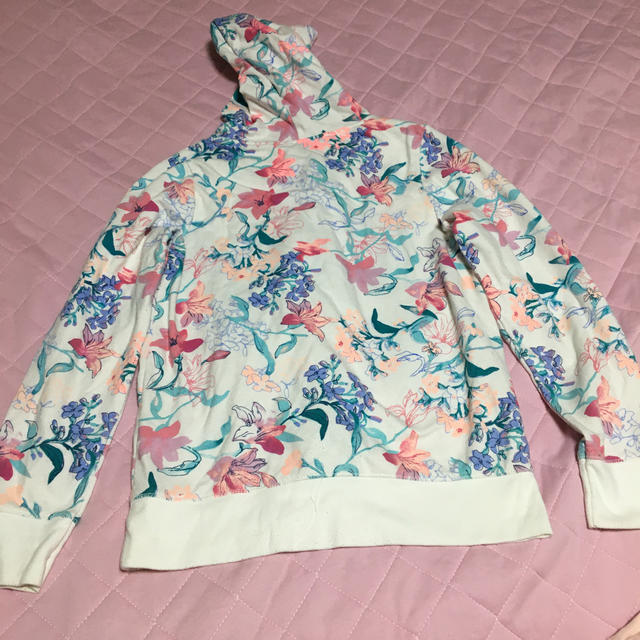 GAP(ギャップ)の花柄パーカー キッズ/ベビー/マタニティのキッズ服女の子用(90cm~)(Tシャツ/カットソー)の商品写真