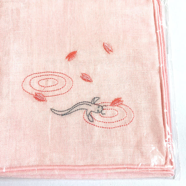 退蔵院 なまず柄オリジナルガーゼハンカチ ピンク  レディースのファッション小物(ハンカチ)の商品写真