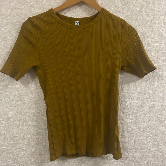 UNIQLO(ユニクロ)のUNIQLO ユニクロ　ランダムリブクルーネックT マスタード　Mサイズ レディースのトップス(Tシャツ(半袖/袖なし))の商品写真