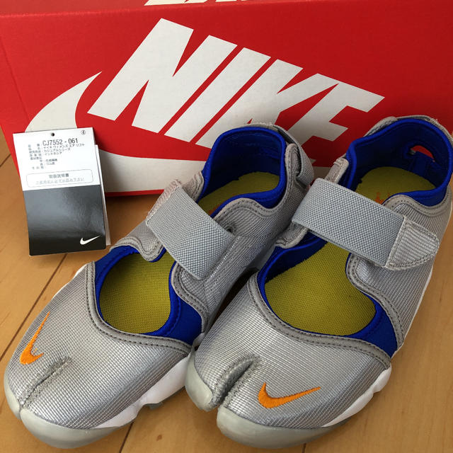 ☆新品☆ナイキ　NIKE エアリフト・シルバー　23