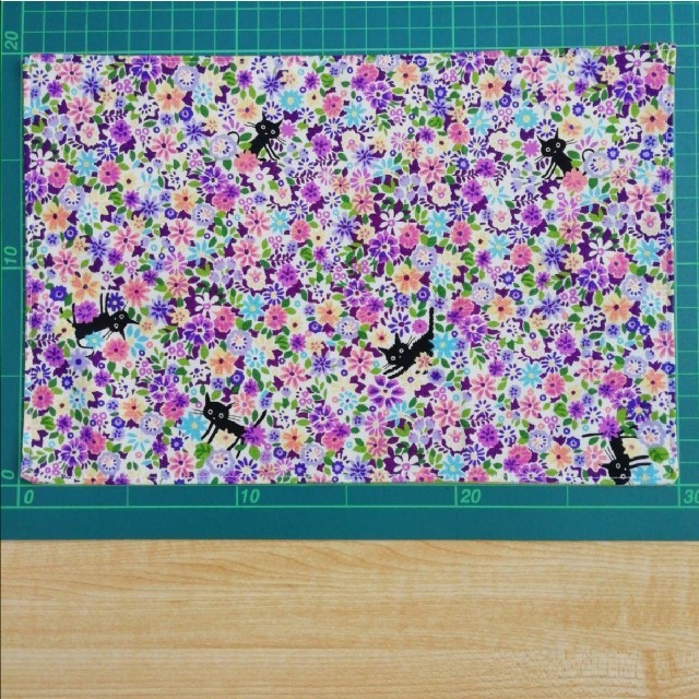 [ハンドメイド] 20×30 紫の花畑ねこ×イエローチェック　ランチョンマット ハンドメイドのキッズ/ベビー(外出用品)の商品写真