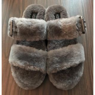 アグ(UGG)のUGG アグ ファーサンダル　新品未使用(サンダル)