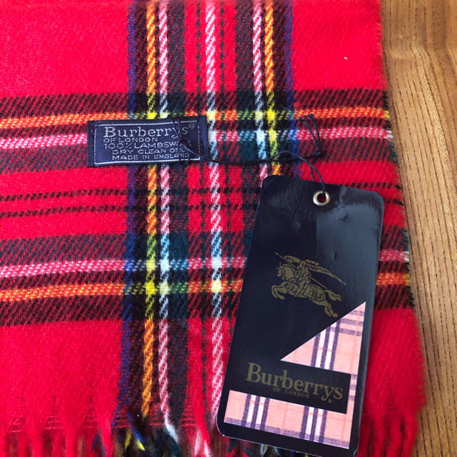 BURBERRY(バーバリー)の新品　タグ付き　バーバリー　マフラー　赤 レディースのファッション小物(マフラー/ショール)の商品写真