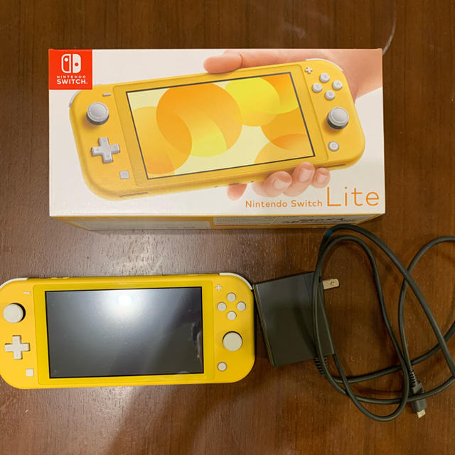 Nintendo Switch(ニンテンドースイッチ)のswitch light イエロー エンタメ/ホビーのゲームソフト/ゲーム機本体(携帯用ゲーム機本体)の商品写真