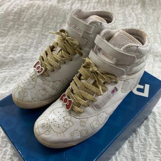 Reebok×ﾊﾛｰｷﾃｨ　コラボスニーカー