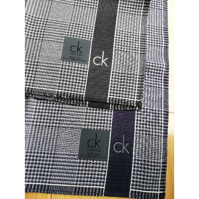 Calvin Klein(カルバンクライン)のカルバン・クライン　ハンカチ　未使用　2枚セット　日本製　綿100％　紺　黒 メンズのファッション小物(ハンカチ/ポケットチーフ)の商品写真
