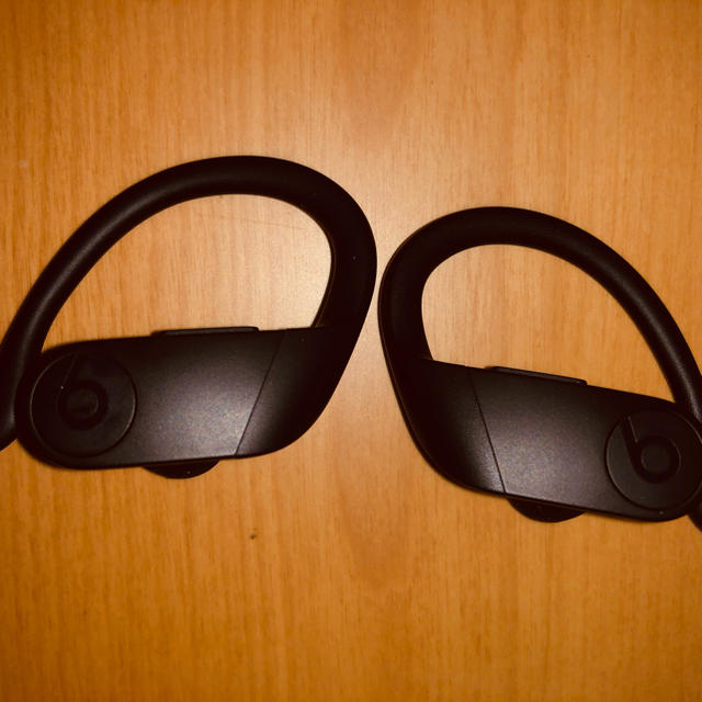 Beats by Dr Dre(ビーツバイドクタードレ)のPOWERBEATS PRO BLACK (美品) スマホ/家電/カメラのオーディオ機器(ヘッドフォン/イヤフォン)の商品写真