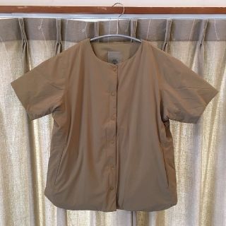 デサント(DESCENTE)の【新品未使用】デサント  インシュレーション 中綿入りハーフスリーブシャツ(ダウンベスト)