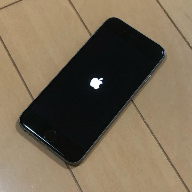 iPhone(アイフォーン)の【SIMロック解除済み」iPhone6s 64GB  本体 スペースグレー スマホ/家電/カメラのスマートフォン/携帯電話(スマートフォン本体)の商品写真